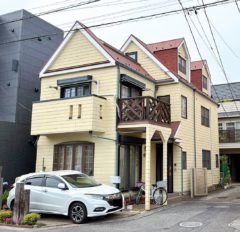 洋風外観と木のぬくもりが調和する、ゆとりの邸宅｜川口市東川口6丁目